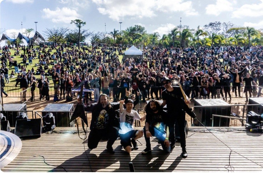 Público em frente ao palco num festival ao ar livre