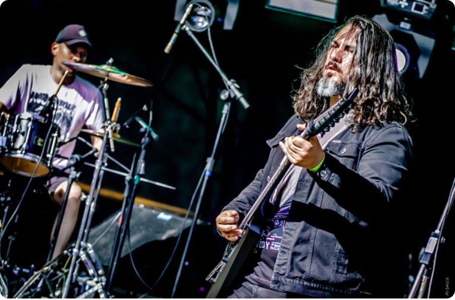 Guitarrista e baterista da Demophobia no palco