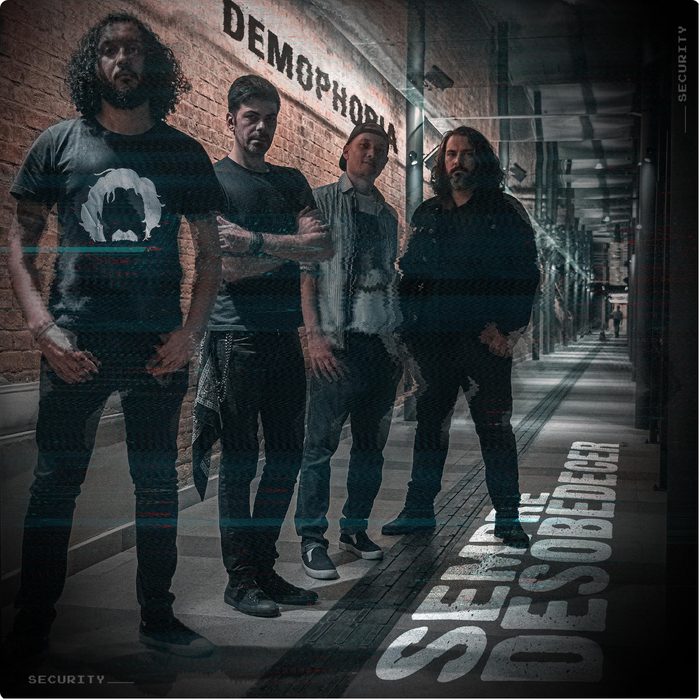 Arte de Sempre Desobedecer: a banda num corredor de concreto
